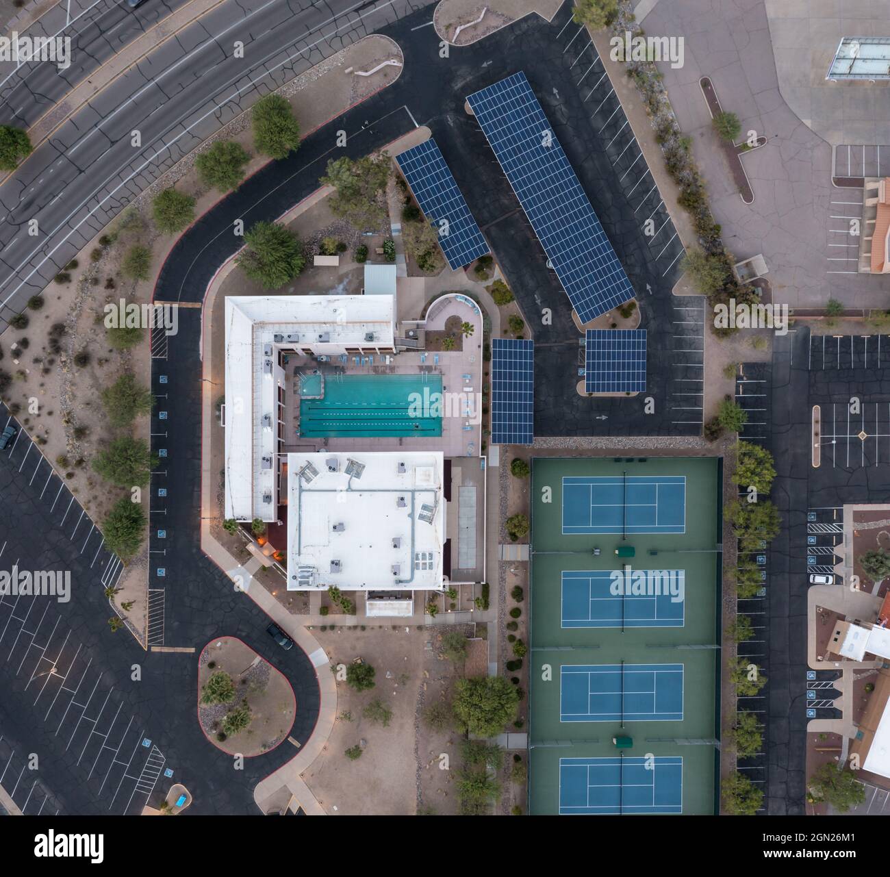 Vista aerea dei campi da tennis direttamente sul drone shot Foto Stock