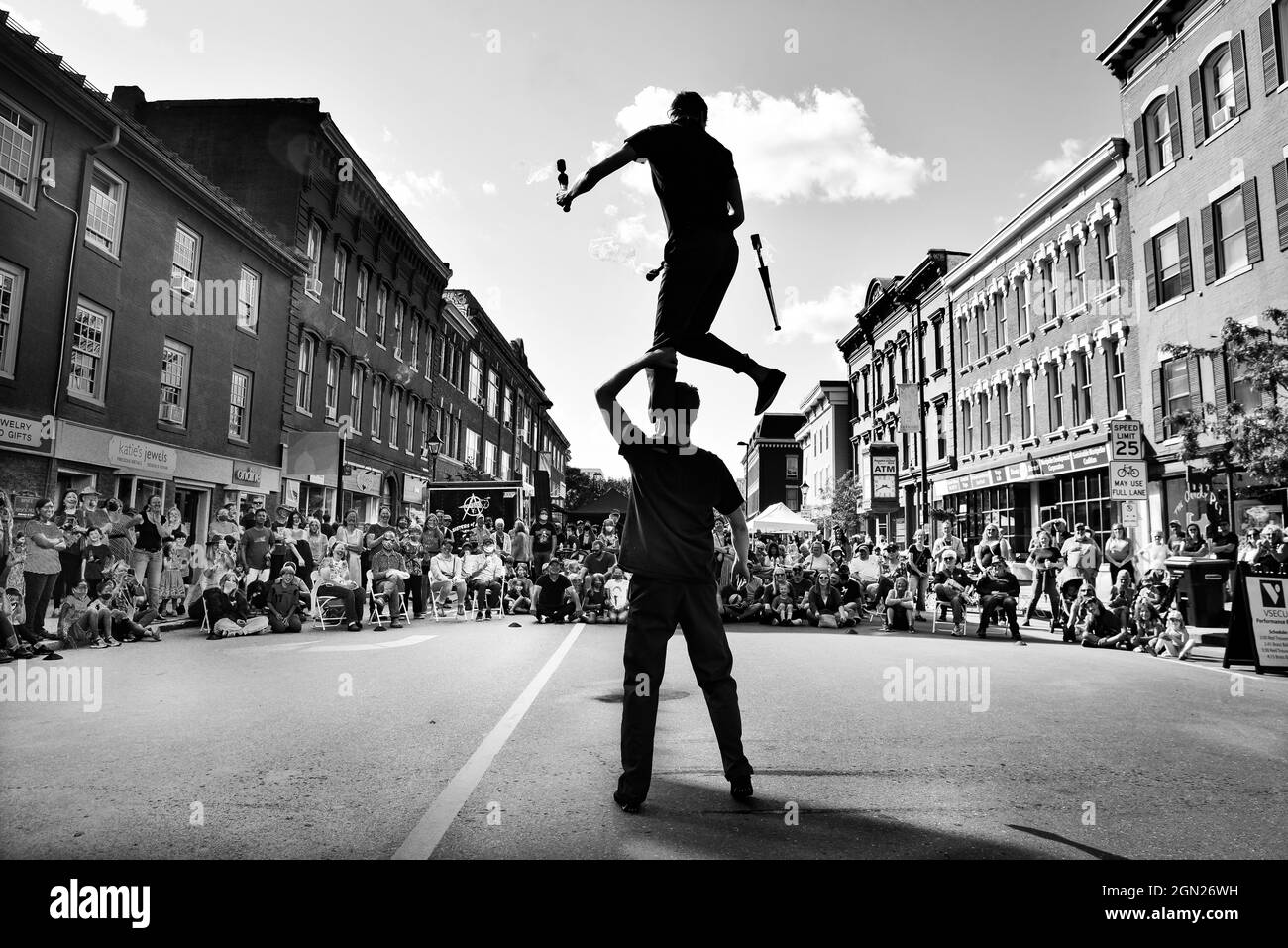 Gli artisti di strada The Red Trousers Show (David Graham e Tobin Renwick) destreggiano il fuoco alla Festa degli sgabelli a Montpelier, Vermont, USA. Foto Stock