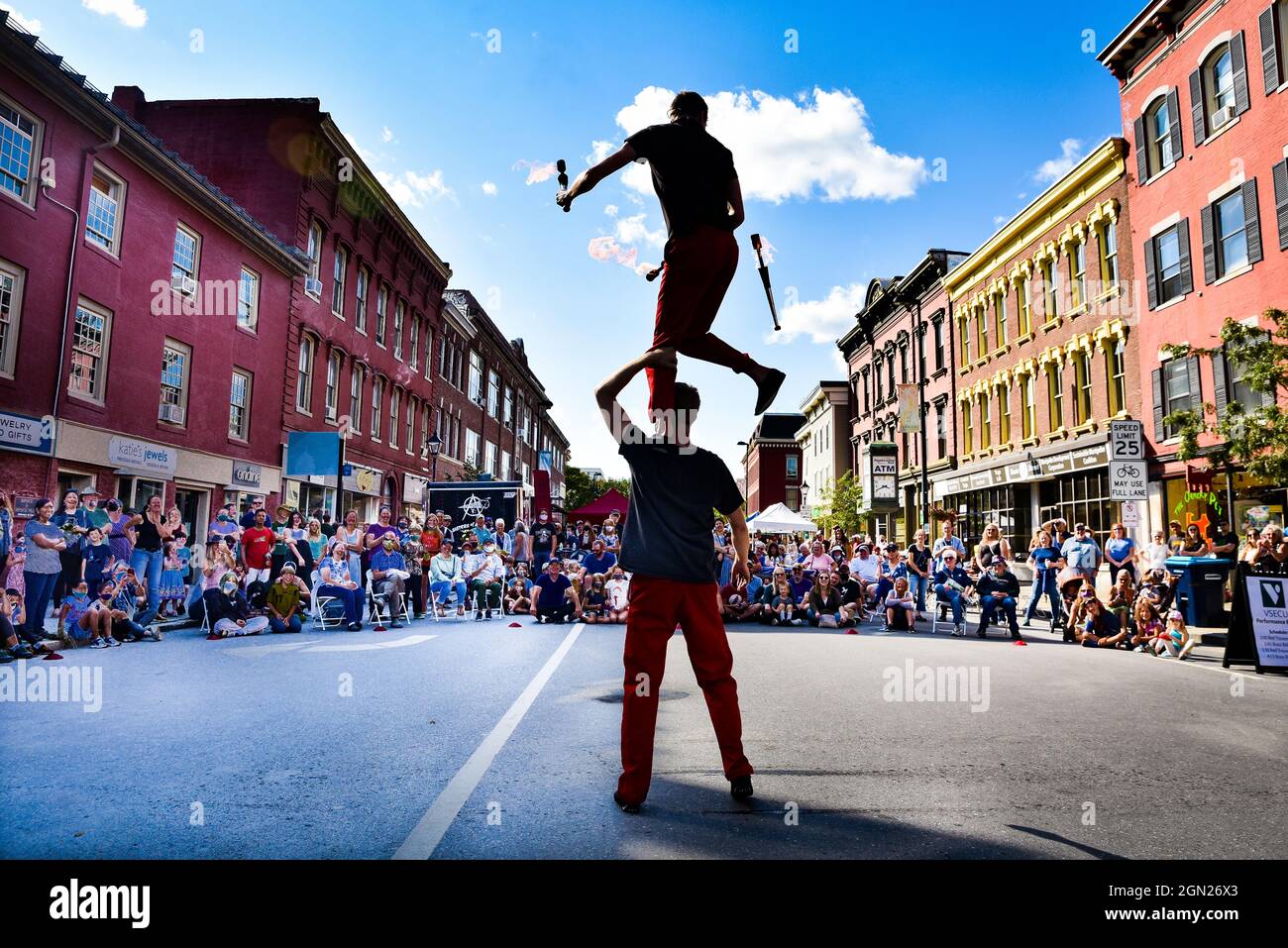 Gli artisti di strada The Red Trousers Show (David Graham e Tobin Renwick) destreggiano il fuoco alla Festa degli sgabelli a Montpelier, Vermont, USA. Foto Stock