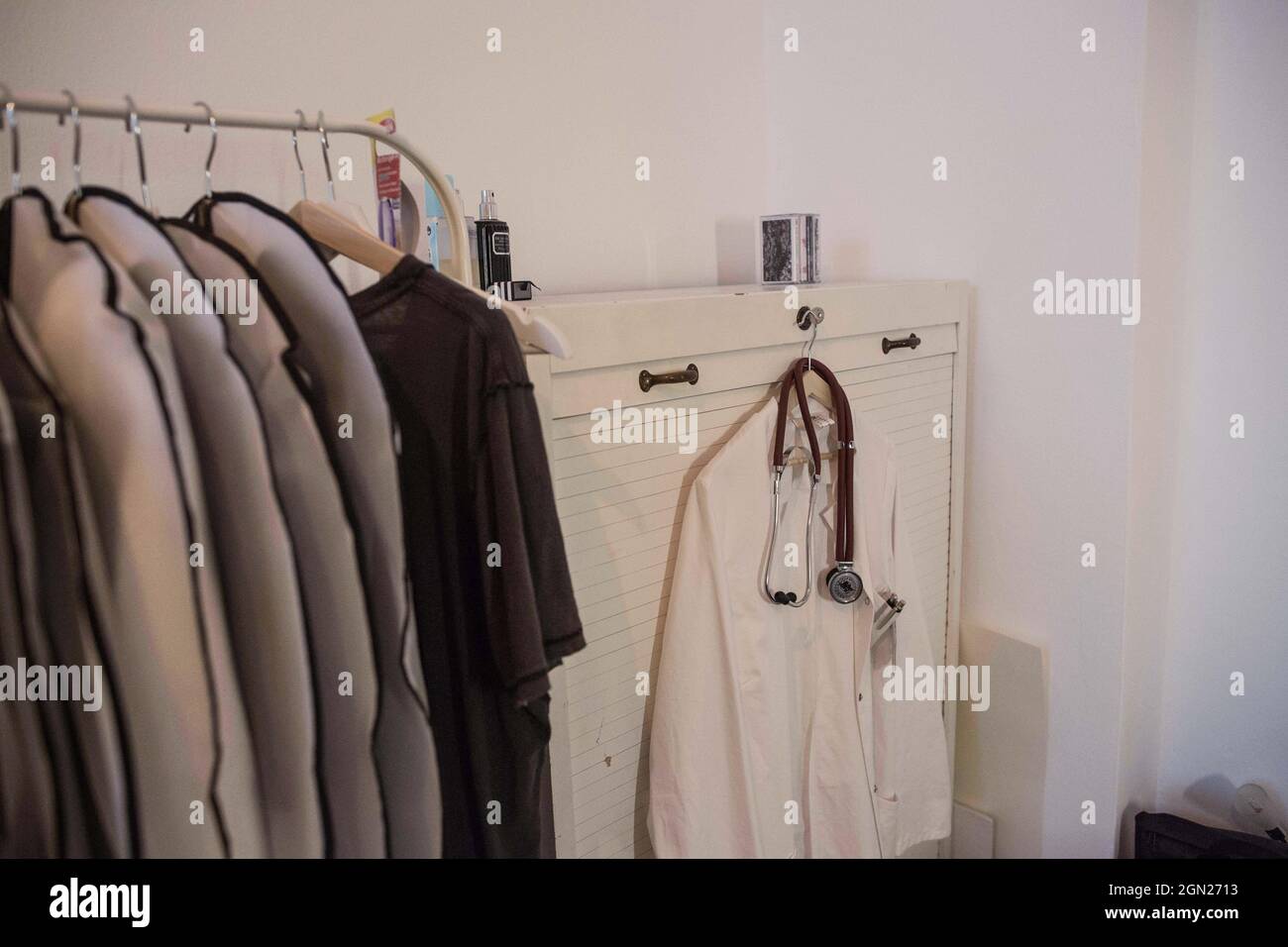 Hannover, Germania. 19 Settembre 2021. Il cappotto bianco e lo stetoscopio di uno studente di medicina si appendono su un armadietto in una casa-condivisione dello studente. Credit: Eman Helal/dpa/Alamy Live News Foto Stock