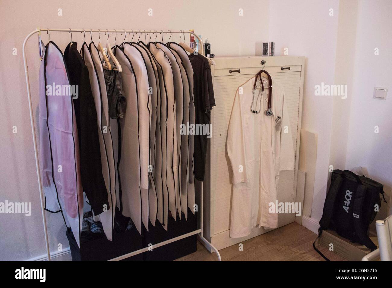Hannover, Germania. 19 Settembre 2021. Il cappotto bianco e lo stetoscopio di uno studente di medicina si appendono su un armadietto in una casa-condivisione dello studente. Credit: Eman Helal/dpa/Alamy Live News Foto Stock