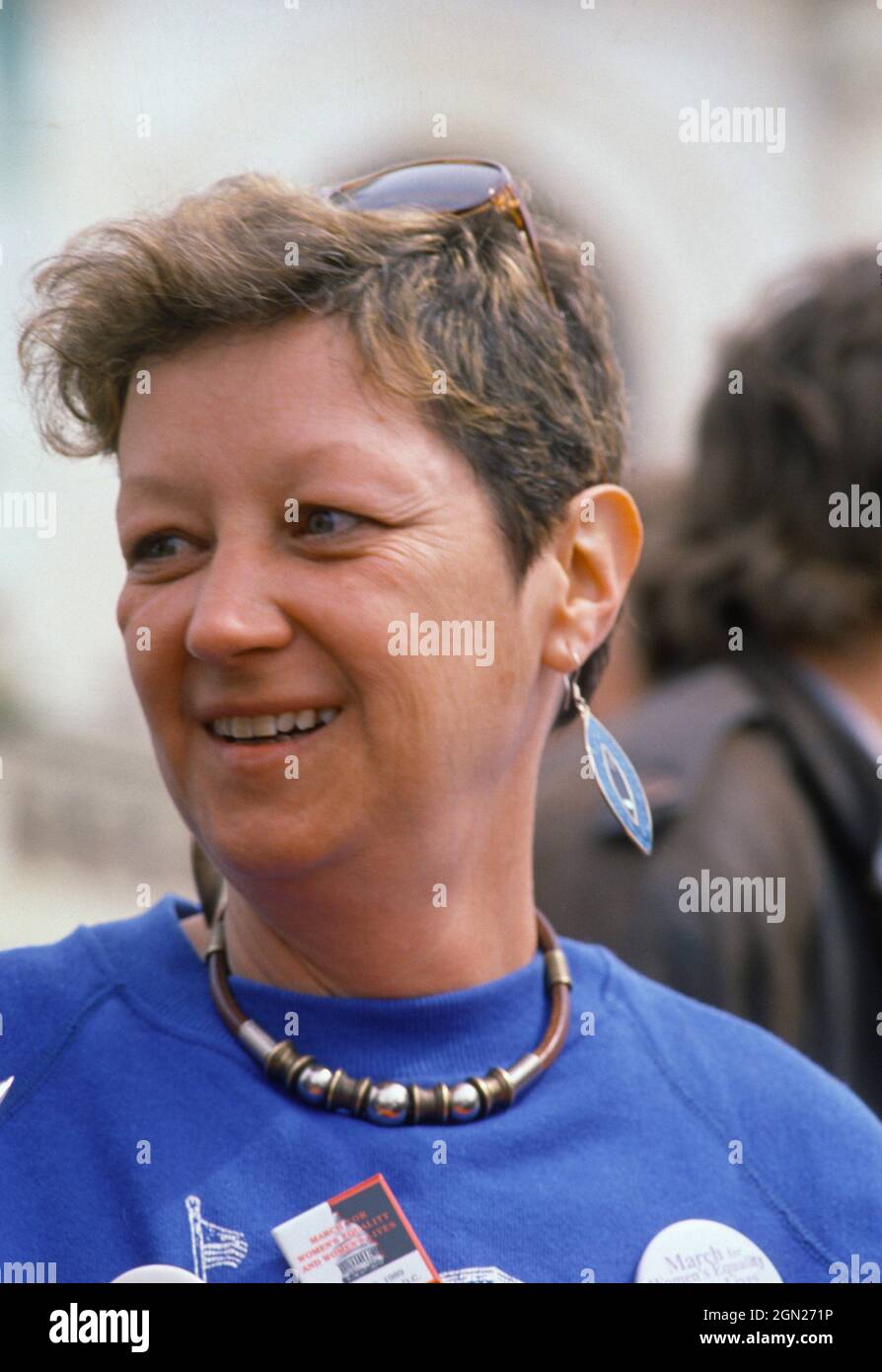 Norma McCorvey, noto con lo pseudonimo 'Jane Roe, il querelante nel punto di riferimento 1973 decisione della Corte Suprema degli Stati Uniti Roe contro Wade, partecipa a un raduno sui gradini anteriori della corte a Washington, DC il 9 aprile 1989. Credito: Ron Sachs/CNP Foto Stock