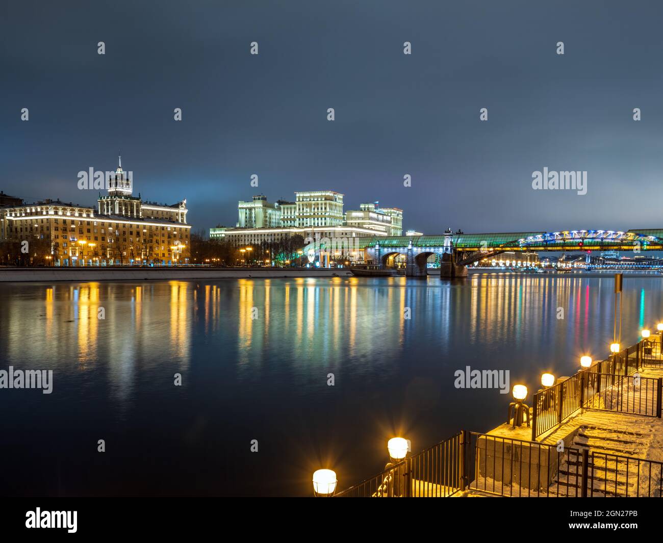 Ponte di Pushkinskiy, Mosca, Russia. Ponte pedonale con illuminazione notturna. Ponte per Gorky Park. Argine del fiume Mosca. Natale Mosca Foto Stock