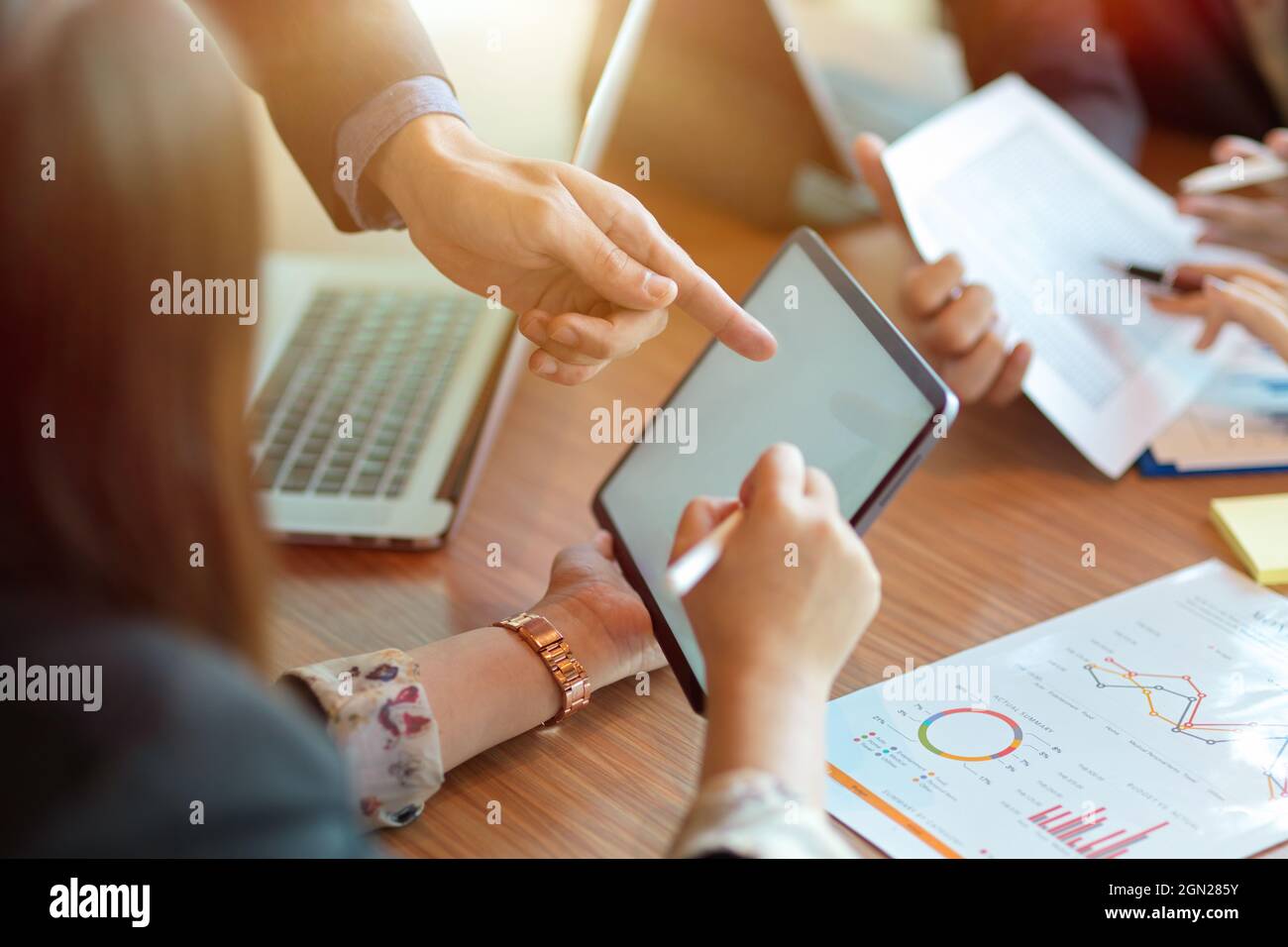 Immagine ritagliata della strategia aziendale di pianificazione del team aziendale su tablet digitali portatili nella sala riunioni. Modello tablet Foto Stock