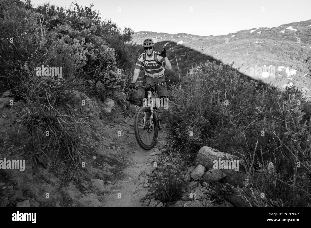 San Juan Capistrano, California, Stati Uniti. 8 Ott 2019. Un mountain bike passa sopra le rocce su un unico percorso ciclabile nella foresta nazionale di Cleveland San Juan loop trail sistema, vicino alla Ortega Highway. (Credit Image: © Ruaridh Stewart/ZUMA Press Wire) Foto Stock