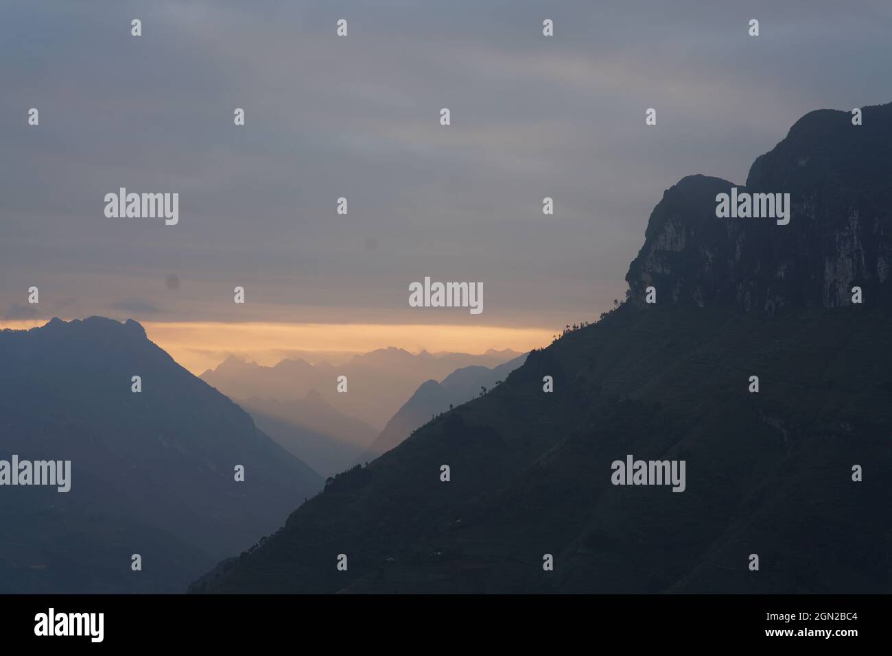 Passo di montagna ma Pi Leng nella provincia di ha giang nel nord del Vietnam Foto Stock