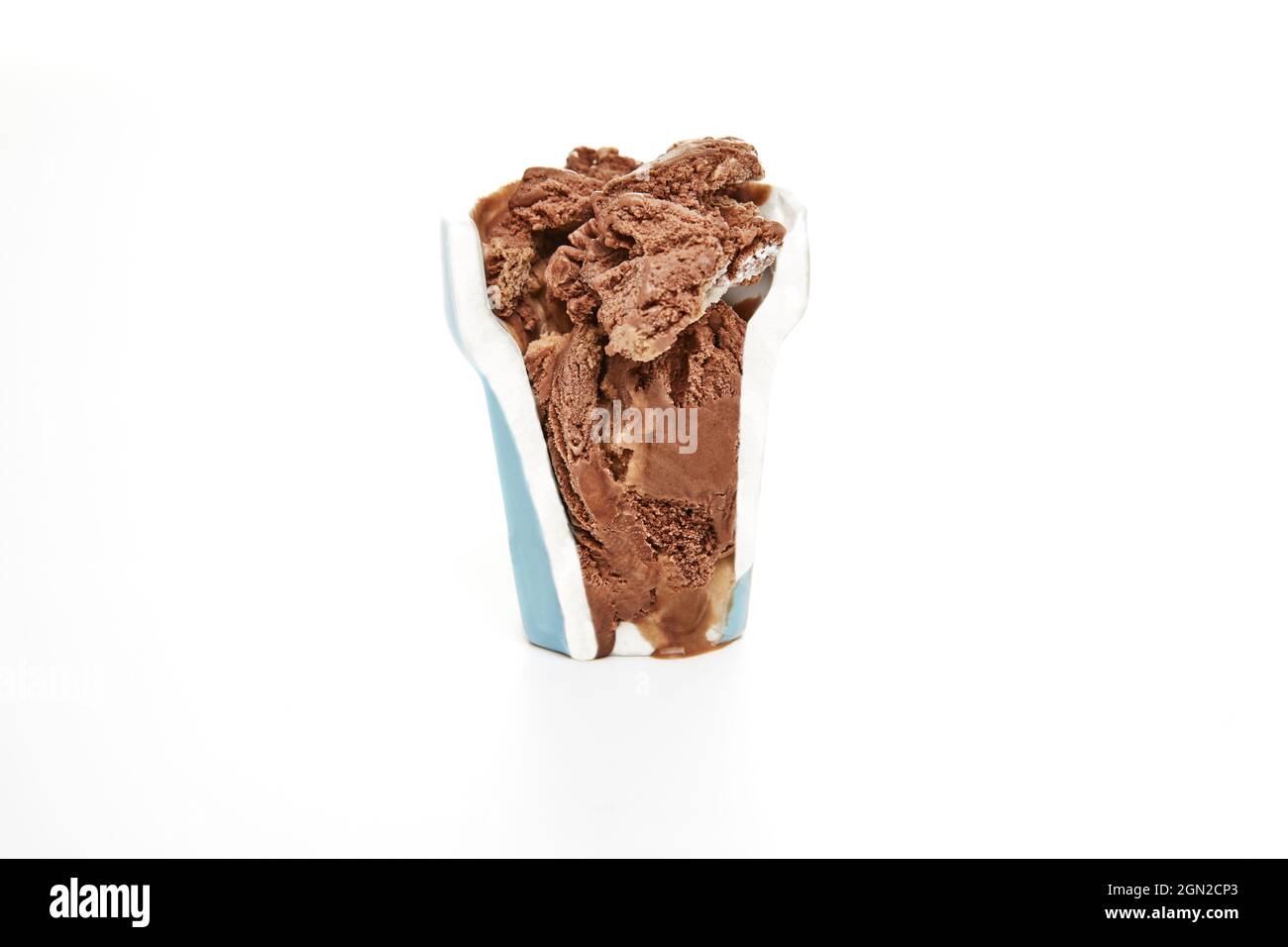 Vista in sezione della tazza riempita di gelato. Foto Stock