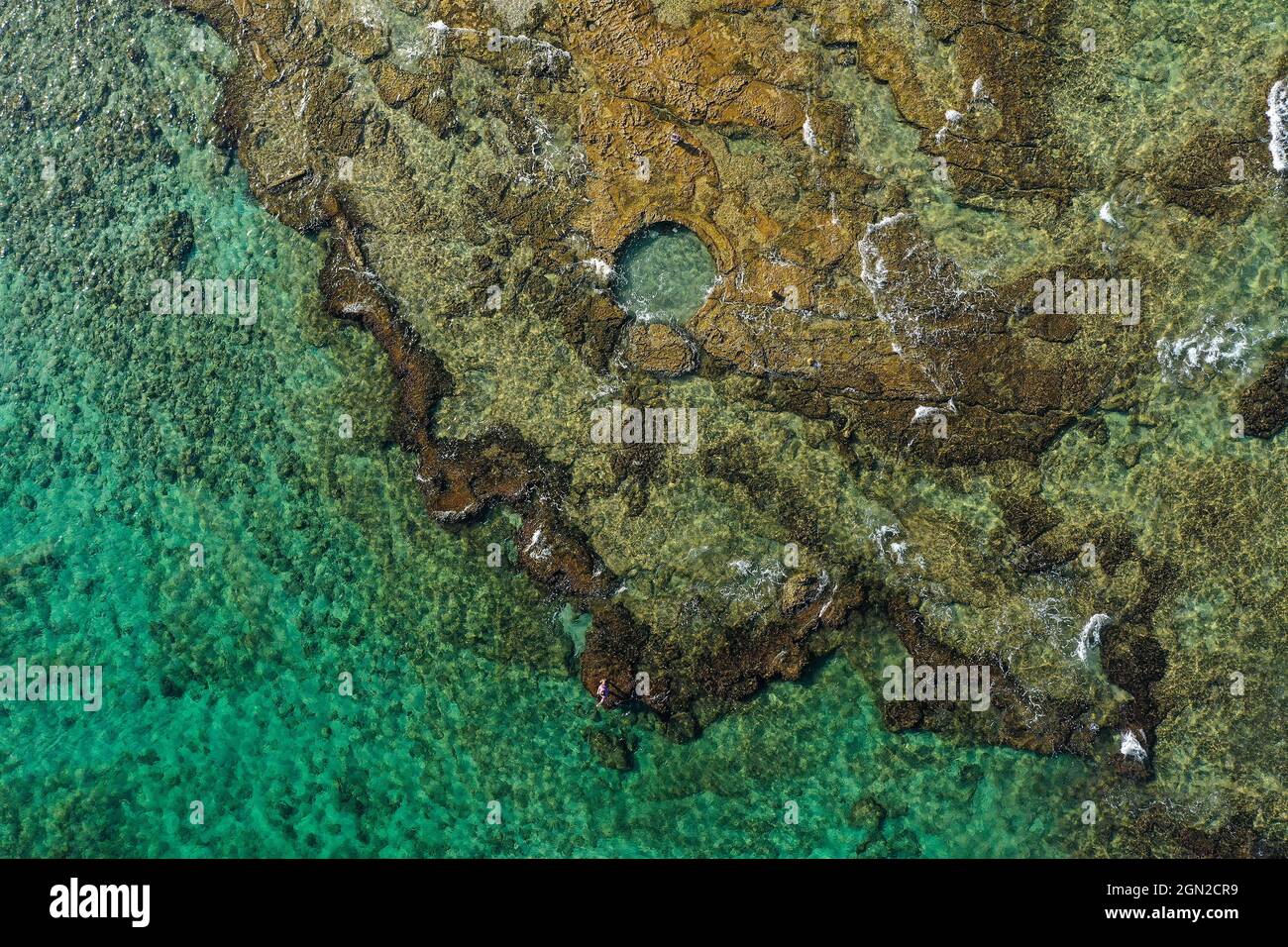 Tardo Bronzo piscina naturale intagliata in roccia naturale, vista aerea. Foto Stock