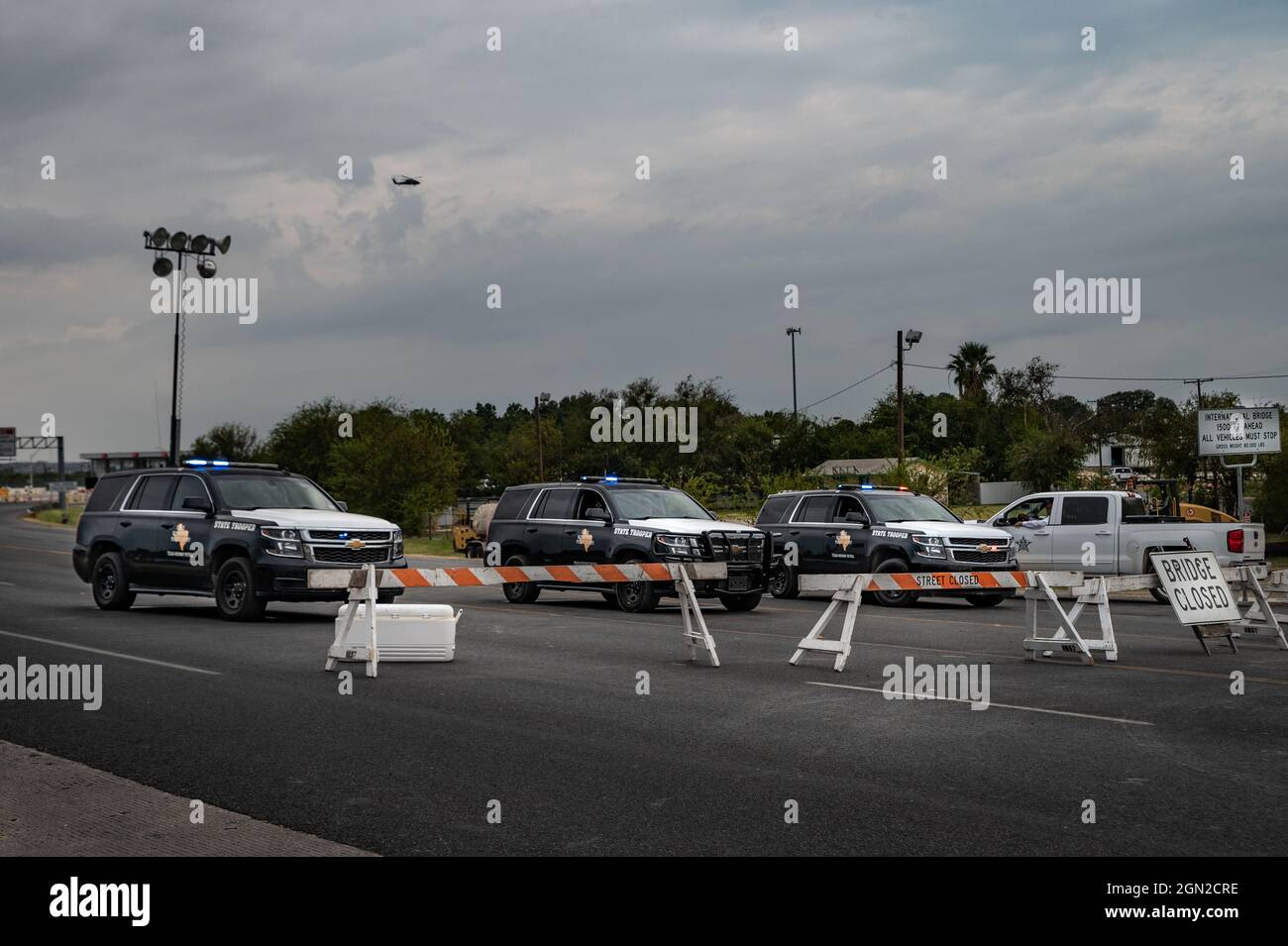 Del Rio, Texas, Stati Uniti. 21 settembre 2021. I veicoli della state Trooper formano una barricata di fronte al ponte internazionale e al porto di ingresso del Rio in del Rio, Texas (Credit Image: © Raquel Natalicchio/ZUMA Press Wire) Foto Stock