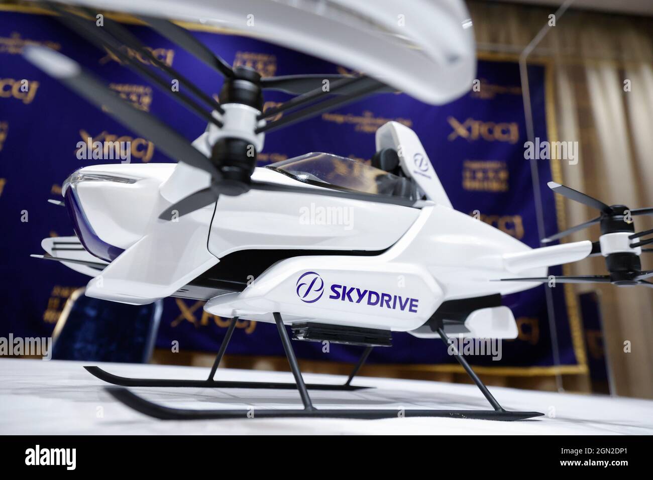 Tokyo, Giappone. 22 settembre 2021. Un modello in scala di un'auto volante SD-03 in mostra durante una conferenza stampa al Foreign Corinterpelled' Club of Japan. Tomohiro Fukuzawa CEO dello SkyDrive ha fissato l'obiettivo di lanciare le sue auto volanti per il trasporto di esseri umani nel 2025. (Credit Image: © Rodrigo Reyes Marin/ZUMA Press Wire) Foto Stock