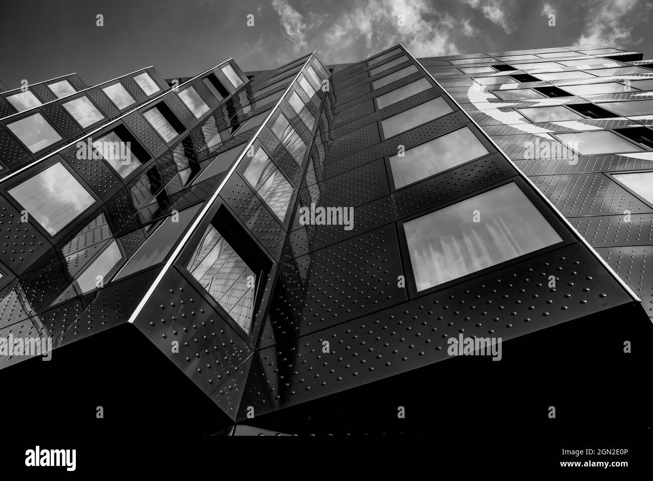 Rotterdam Paesi Bassi - Agosto 23 2017;pannello in acciaio stampato nero e vento piegato o zig-zag esterni architettonici che si innalzano skyward. Foto Stock