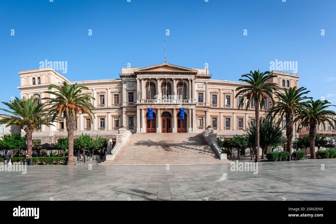 Panorama del Municipio di Hermoupolis, os Syrow Island. Costruito nel 1876, è uno dei centri commerciali più grandi e suggestivi della Grecia. Foto Stock