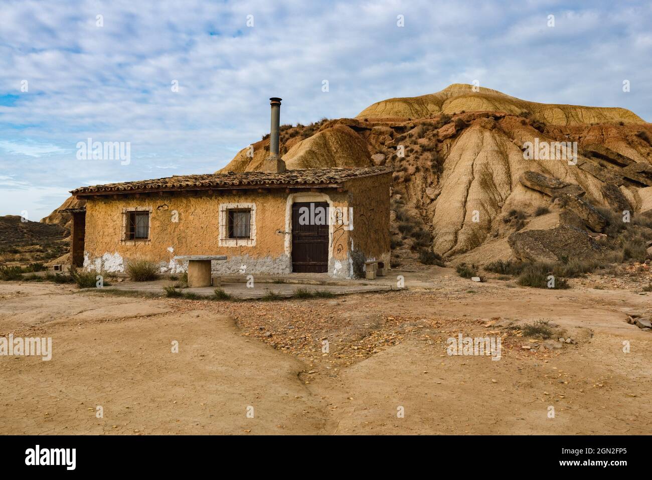 SPAGNA, PAESI BASCHI SPAGNOLI. NAVARRA, DESERT DES BARDENAS, FOLLETTO IN ARGILLA ACCANTO A UNA COLLINA Foto Stock