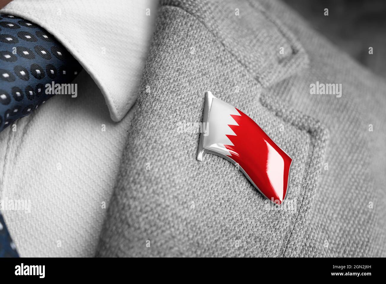 Distintivo in metallo con la bandiera del Bahrain su un lapel tuta Foto Stock