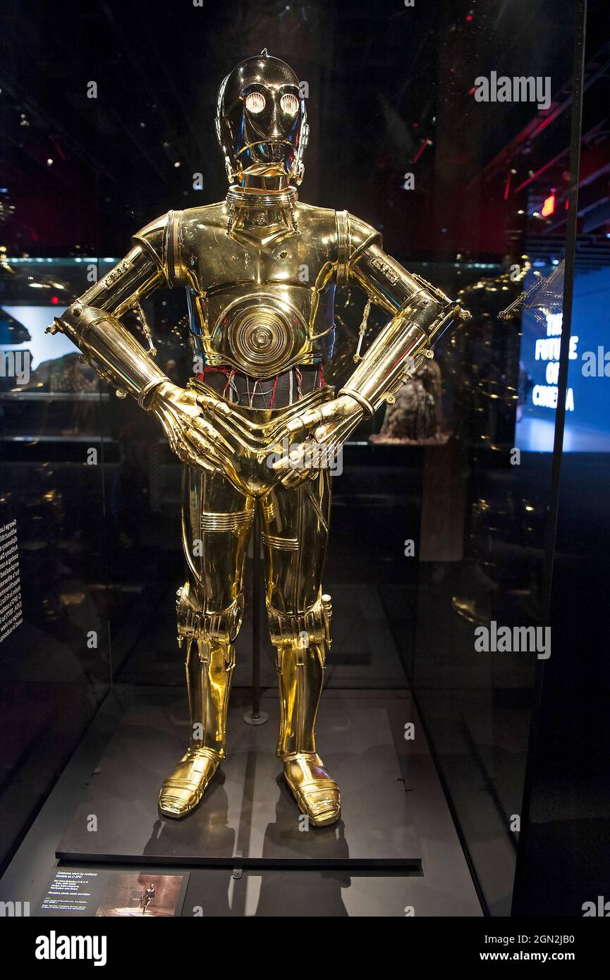 Personaggio C-3PO di Star Wars in mostra all'Academy Museum of Motion Pictures di Los Angeles, California Foto Stock