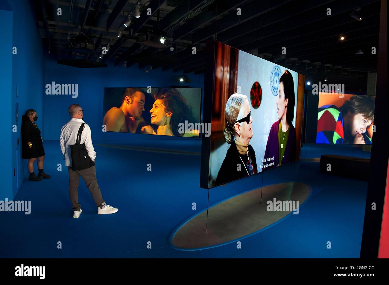 Direttore della mostra in onore di Pedro Almodovar presso l'Academy Museum of Motion Pictures, Los Angeles, California Foto Stock