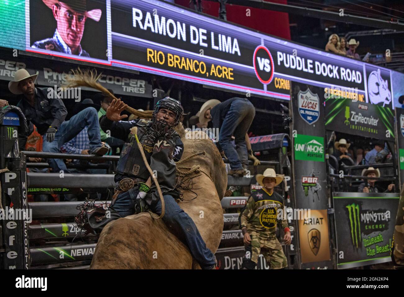 Newark, Stati Uniti. 19 Settembre 2021. Ramon de Lima guida Puddle Dock Road durante l'evento Professional Bull Riders 2021 scatena la bestia al Prudential Center di Newark. Credit: SOPA Images Limited/Alamy Live News Foto Stock