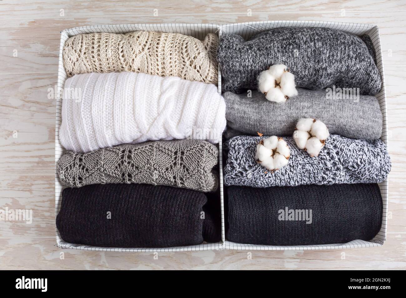 Maglioni casalinghi in organiser armadio con cotton, maglione di lana per  inverno freddo Foto stock - Alamy