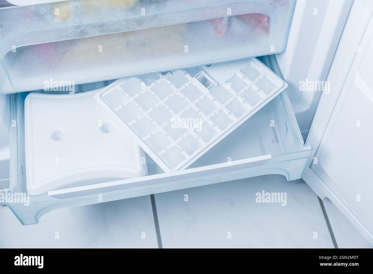 Produttore di cubetti di ghiaccio in congelatore moderno con no-frost, concetto casalingo Foto Stock