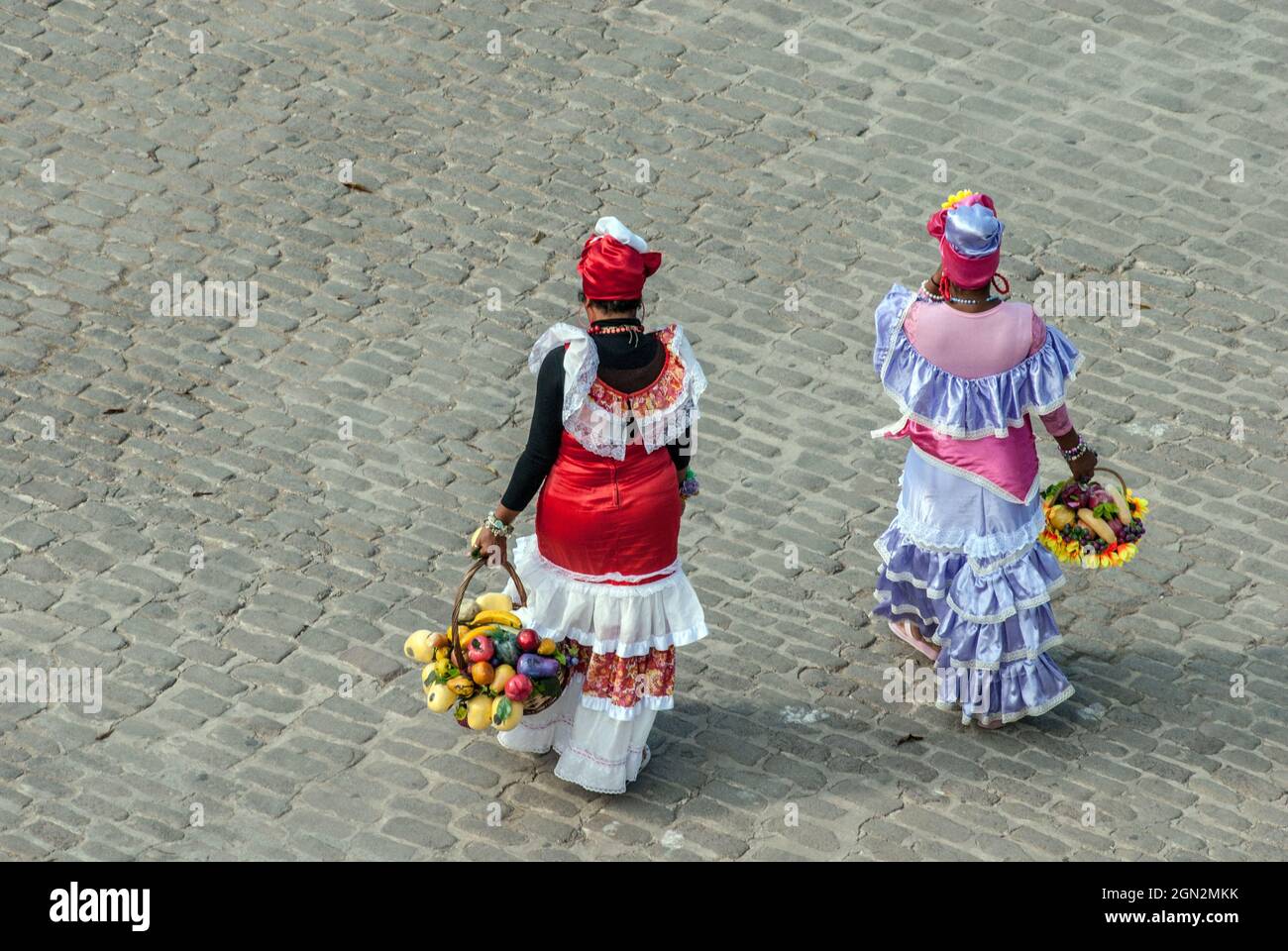 L'abito tradizionale vende una donna di frutta a Cuba Foto Stock