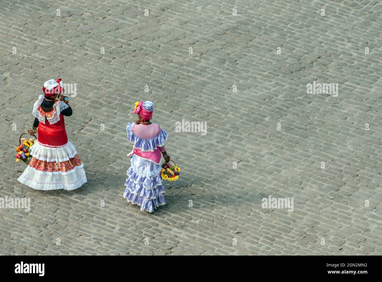 L'abito tradizionale vende una donna di frutta a Cuba Foto Stock