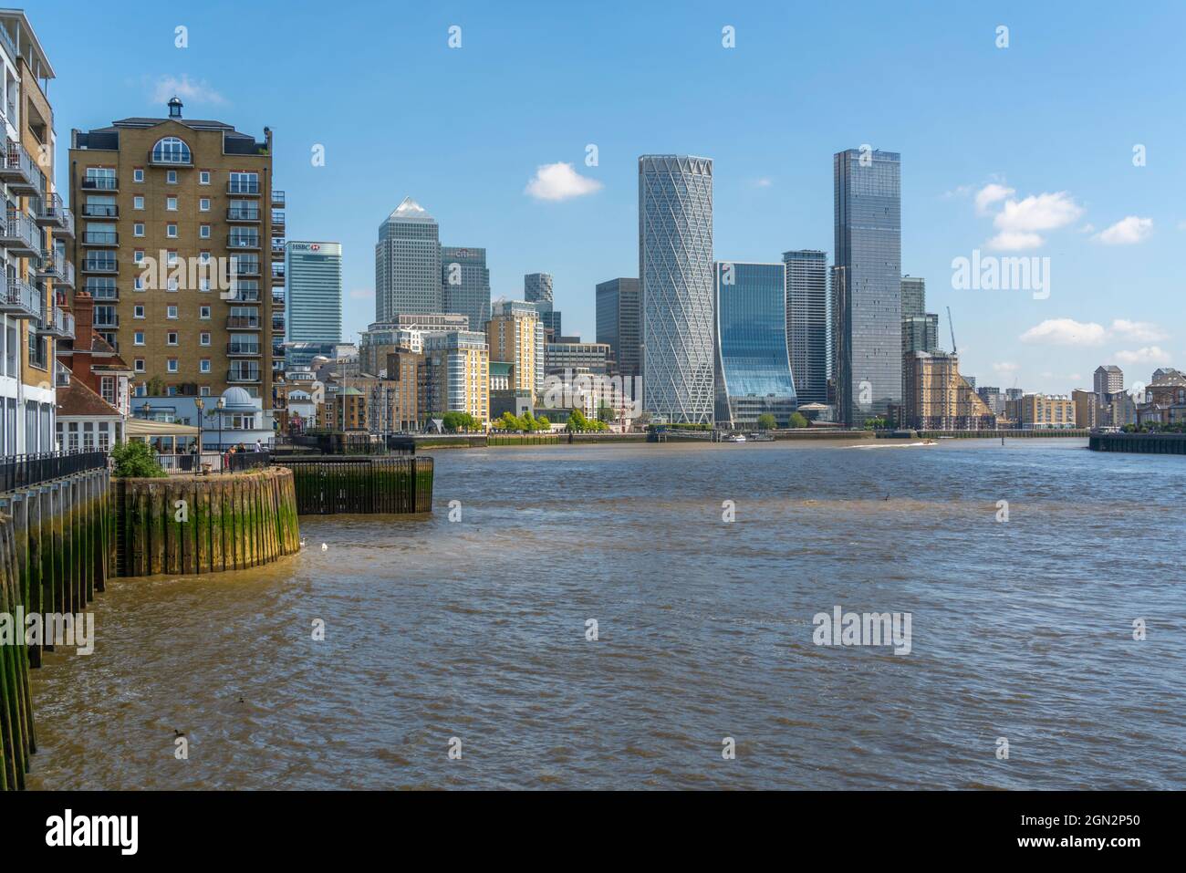 Vista del quartiere finanziario di Canary Wharf dal Thames Path a Wapping, Londra, Inghilterra, Regno Unito, Europa Foto Stock