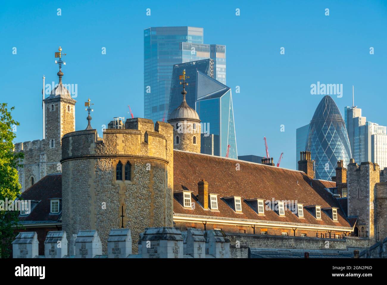 Vista della Torre di Londra e architettura contemporanea dello skyline della città, Londra, Inghilterra, Regno Unito, Europa Foto Stock