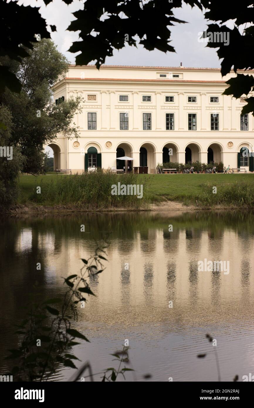 Il casale di caccia Pohansko Empire si trova nella zona di Lednice-Valtice. Il castello e la sua riflessione nel laghetto. Foto Stock