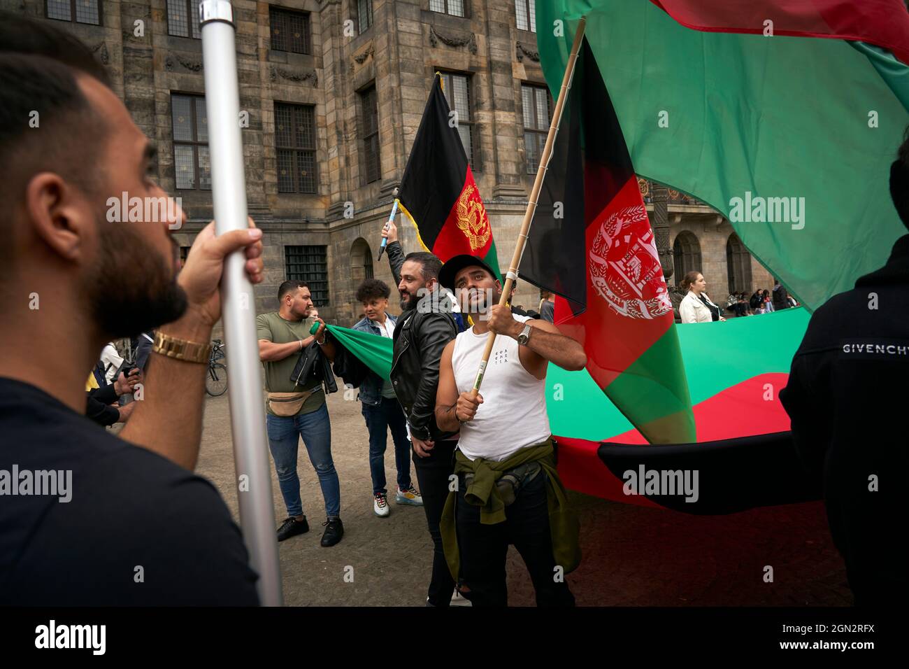 Centinaia di afghani che vivono nei Paesi Bassi protestano contro l'occupazione talebana dell'Afghanistan Foto Stock