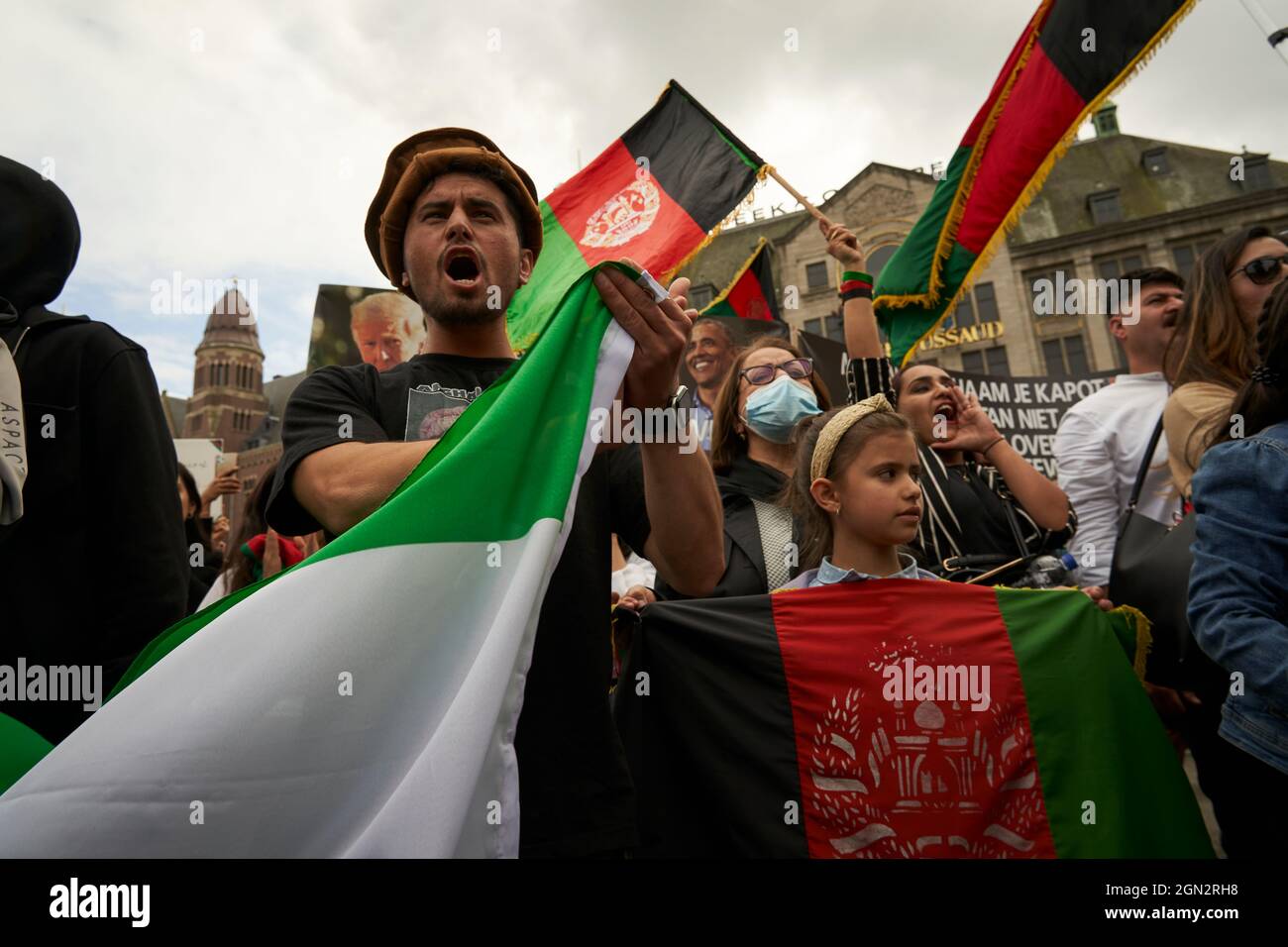 Centinaia di afghani che vivono nei Paesi Bassi protestano contro l'occupazione talebana dell'Afghanistan Foto Stock