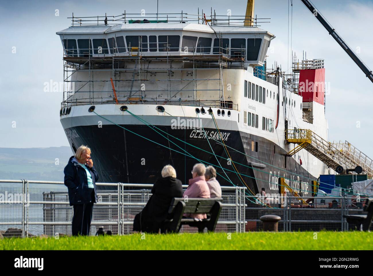 Port Glasgow, 21 settembre 2021, Vista del controverso traghetto Caledonian Macbrayne in fase di fabbricazione presso il cantiere navale Ferguson Marine a Clyde a Port Glasgow Foto Stock