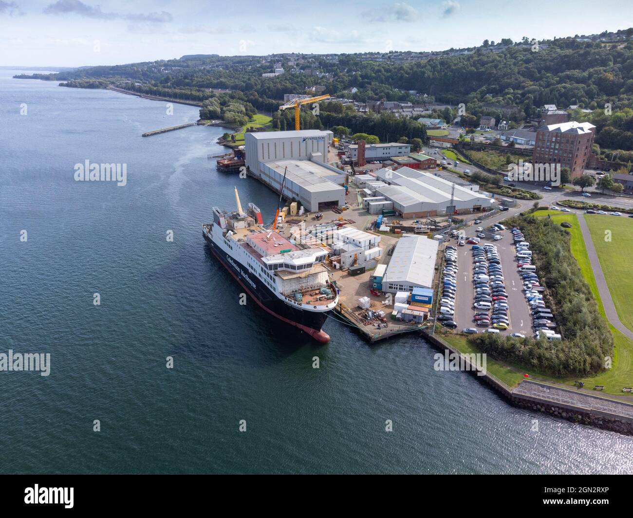 Port Glasgow, 21 settembre 2021. Vista aerea del traghetto Glen Sannox presso il cantiere navale Ferguson Marine sul Lower River Clyde a Port Glasgow, Scozia, Regno Unito Foto Stock
