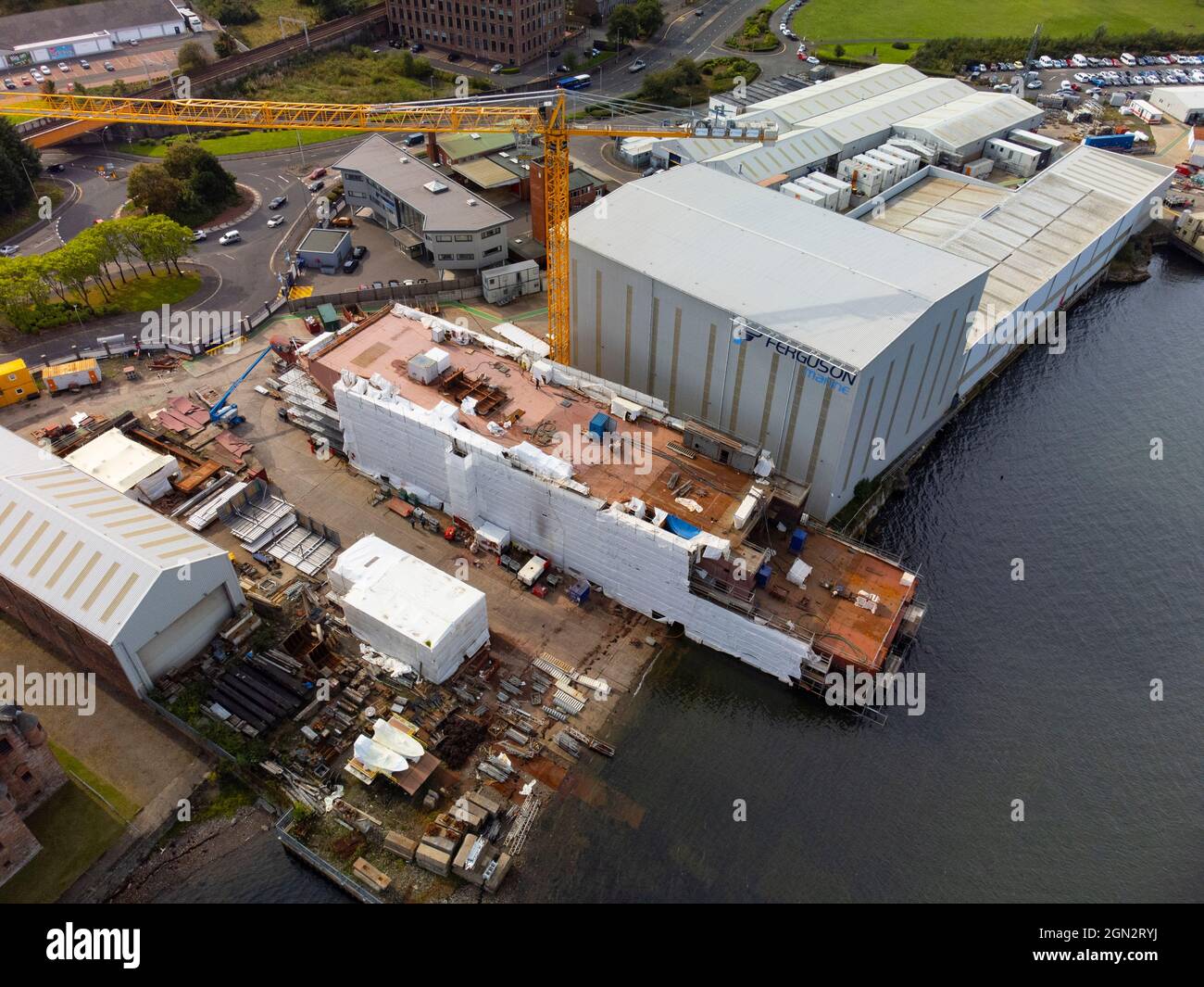 Port Glasgow, 21 settembre 2021. Vista aerea del traghetto senza nome Hull 802 in costruzione presso il cantiere navale Ferguson Marine sul fiume Clyde a Port Glasgow Foto Stock