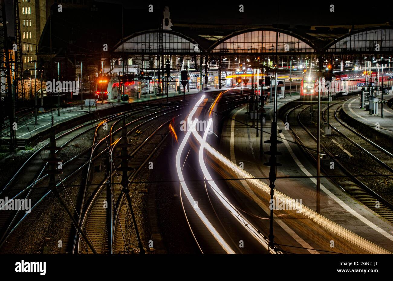 Aachen Hauptbahnhof bei Nacht Foto Stock