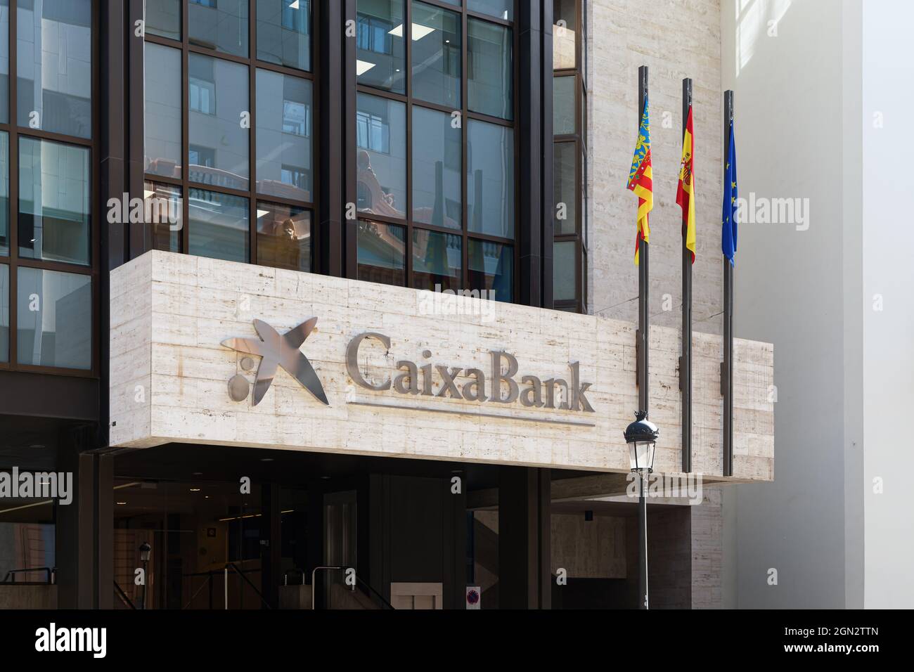 VALENCIA, SPAGNA - 21 SETTEMBRE 2021: CaixaBank è una banca spagnola con sede a Valencia. Si tratta di una delle istituzioni finanziarie più importanti di questa cooperazione Foto Stock