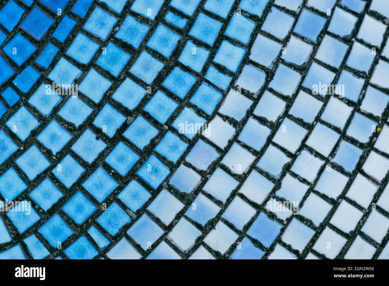 Blu mosaico sfumatura piastrelle sfondo texture. Design marino Foto Stock