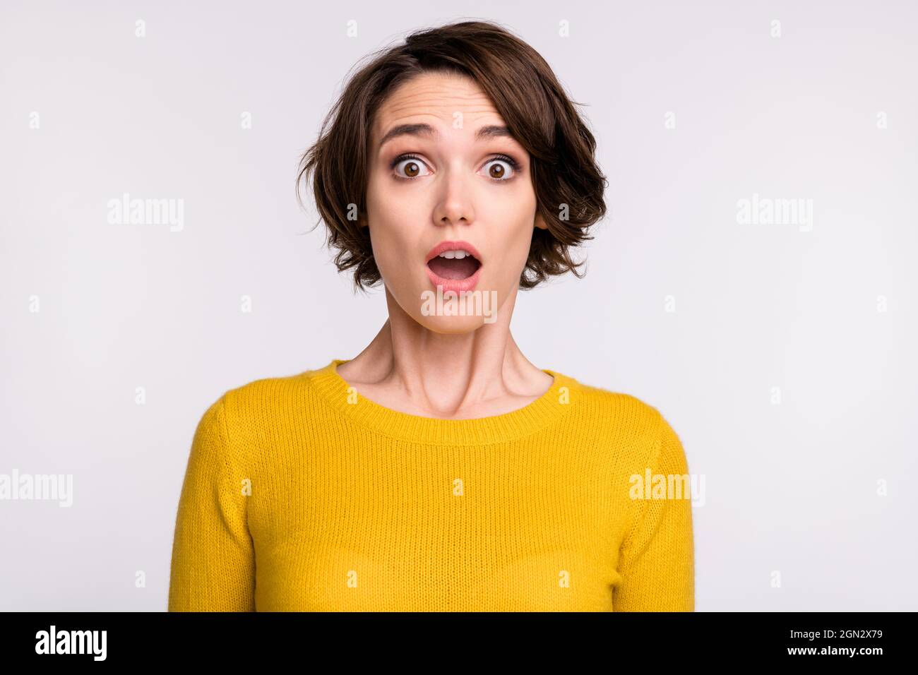 Foto di giovane ragazza stupito scioccato sorpreso omg wow falso novità notizie isolato su sfondo grigio colore Foto Stock