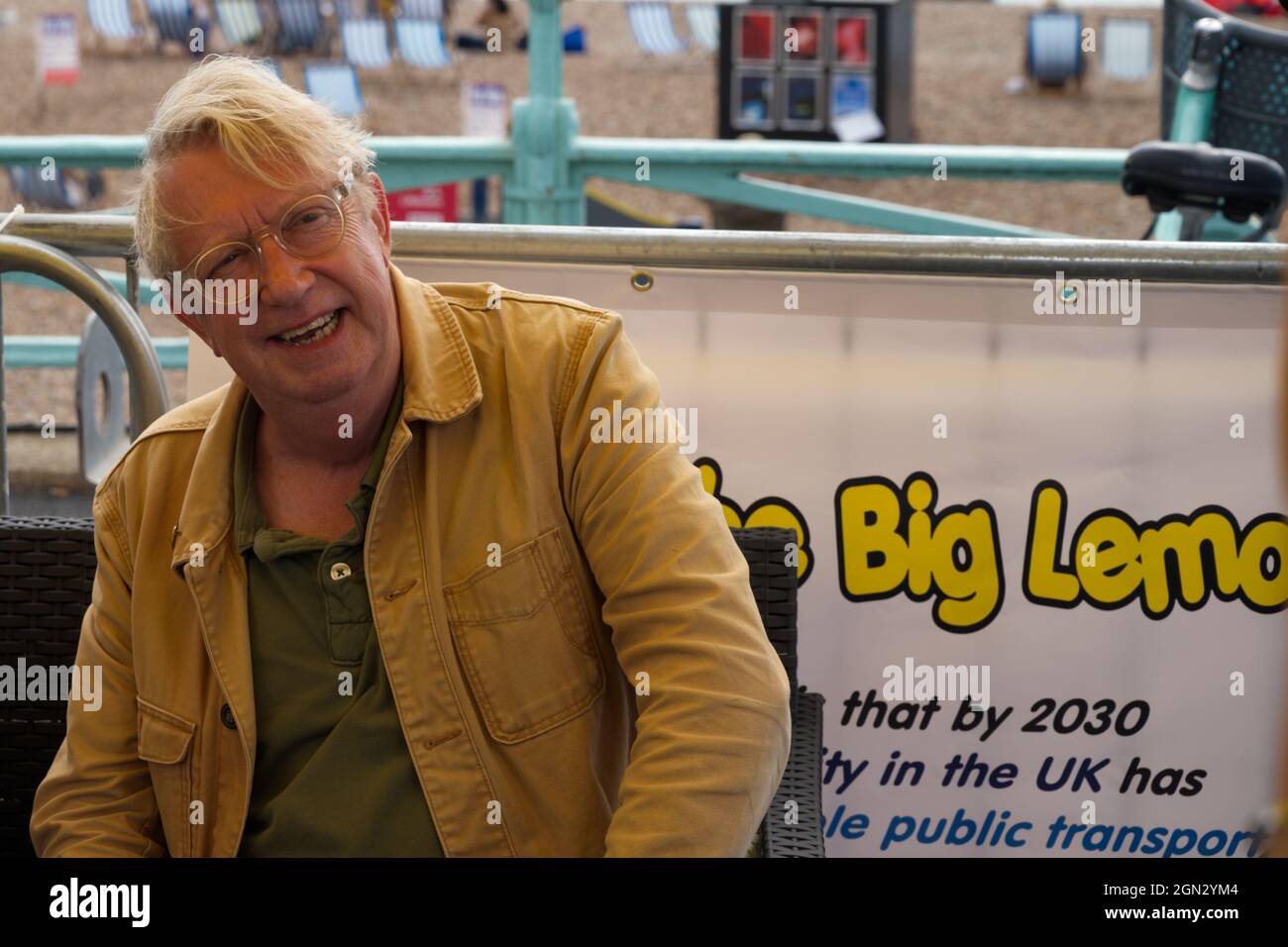 Mark Williams l'attore che ha giocato Arthur Weasley nei film di Harry Potter ed è apparso nel Fast Show all'evento di automobile elettrica di Big Lemon a Brighton. Foto Stock