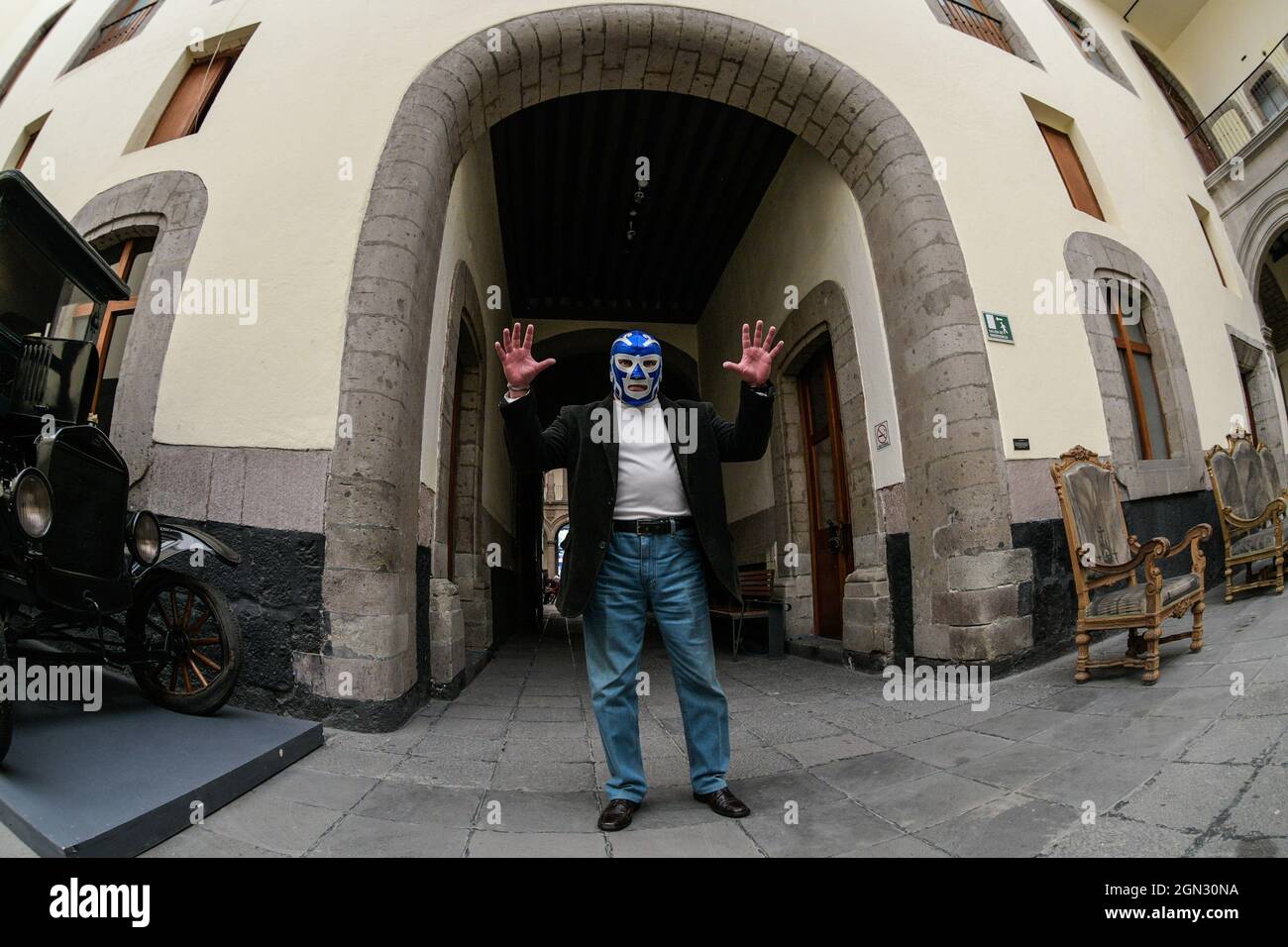 Non esclusiva: CITTÀ DEL MESSICO, MESSICO - 21 SETTEMBRE 2021: Il wrestler Huracan Ramirez pone per le foto durante il lancio dell'album da collezione ‘Wrestli Foto Stock