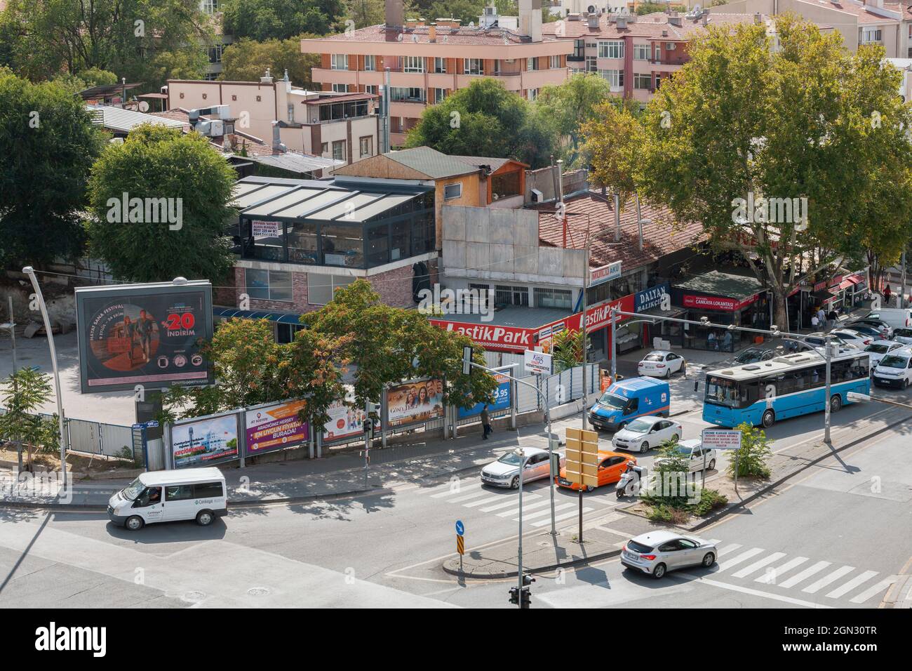 ANKARA-TURCHIA, 20 settembre 2021: Crocevia delle strade Ayranci e Simon Bolivar nel distretto di Cankaya ad Ankara. Autobus, auto e altri veicoli in traf Foto Stock