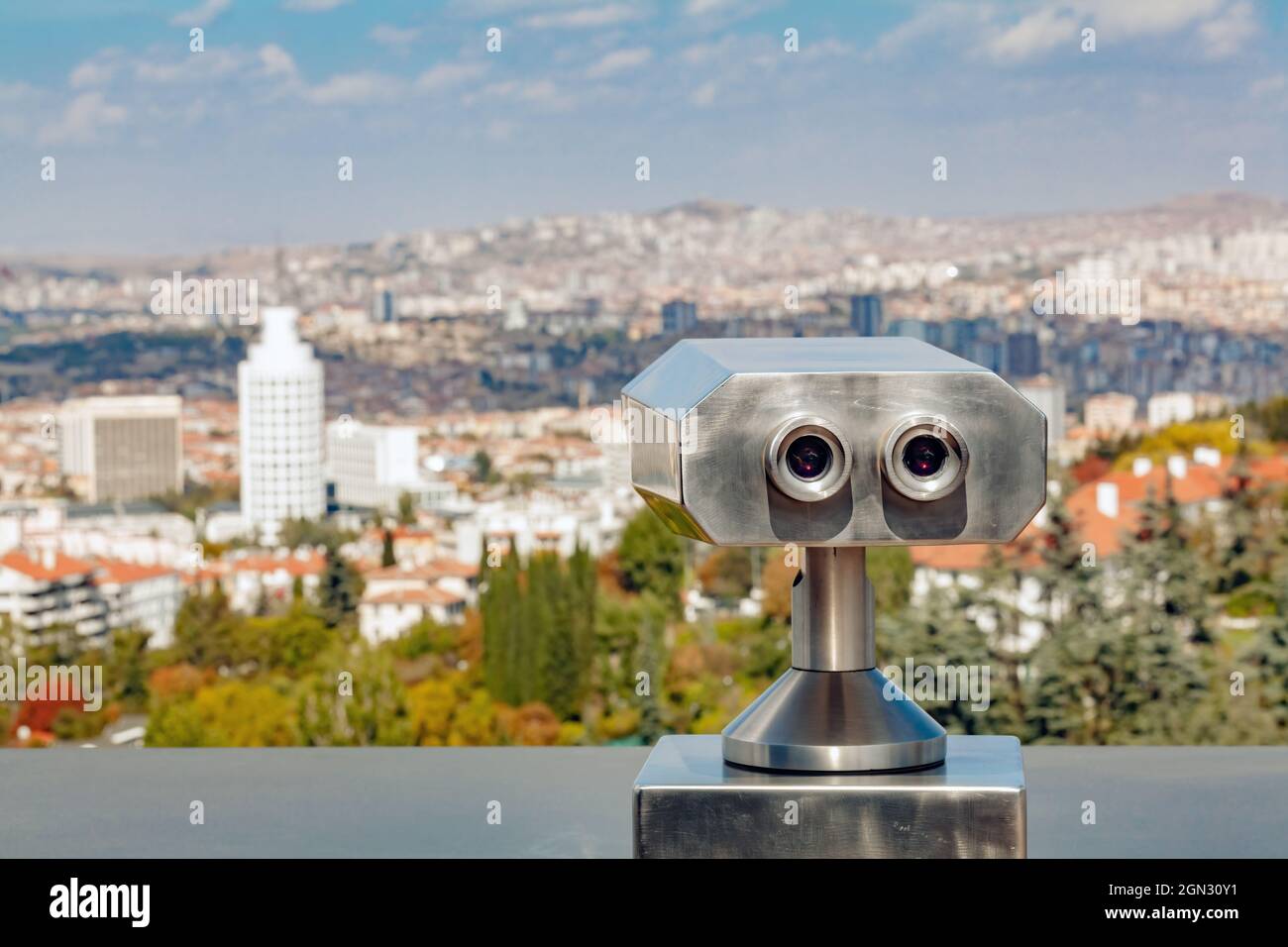 Visualizzatore binoculare a gettoni sul pavimento della terrazza di Atakule di fronte alla vista offuscata di Ankara. Foto Stock Visualizzatore binoculare a gettoni sul pavimento della terrazza di Atakule di fronte alla vista offuscata di Ankara. Foto Stock
