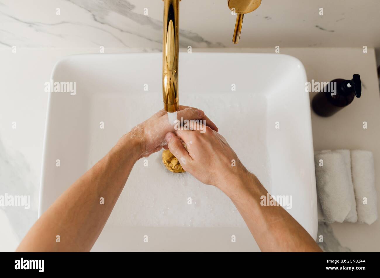 Lavaggio delle mani strofinando con sapone uomo per la prevenzione del virus corona, igiene per smettere di diffondere coronavirus Foto Stock