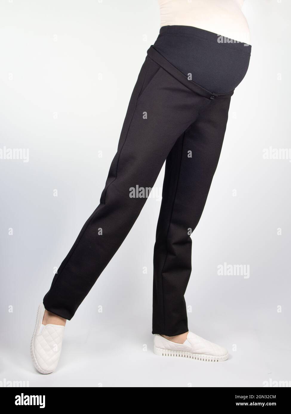 Abbigliamento per pantaloni incinta, nero con vita alta isolato su sfondo  bianco, concetto di gravidanza Foto stock - Alamy