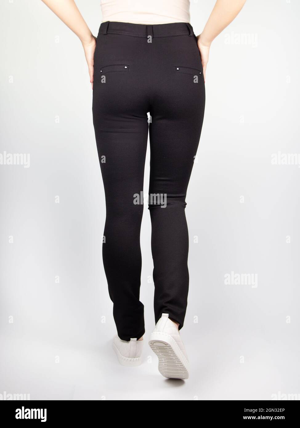 Abbigliamento per pantaloni incinta, nero con vita alta isolato su sfondo  bianco, concetto di gravidanza Foto stock - Alamy