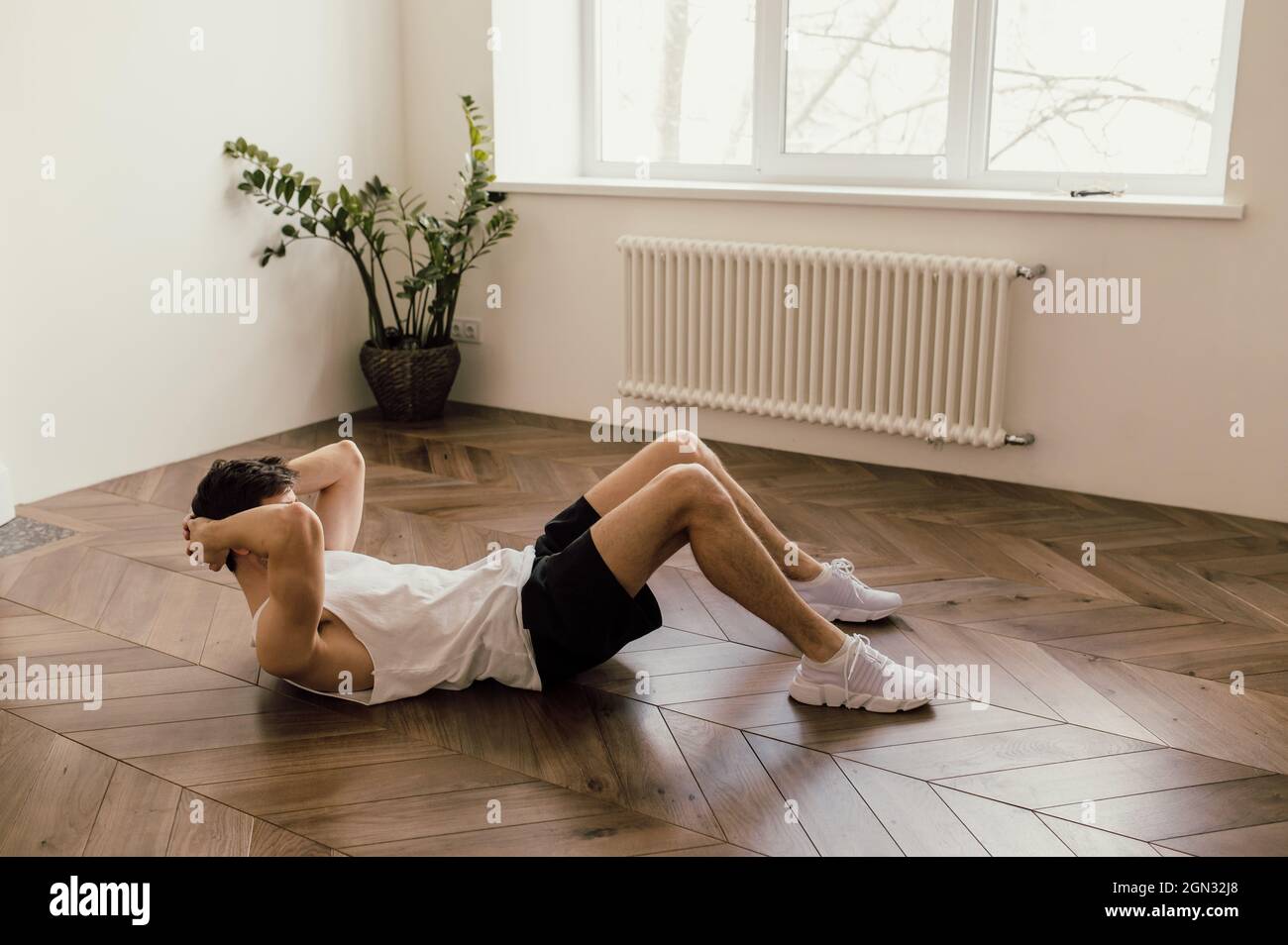 l'uomo auto-isolamento va dentro per lo sport in casa. Foto Stock