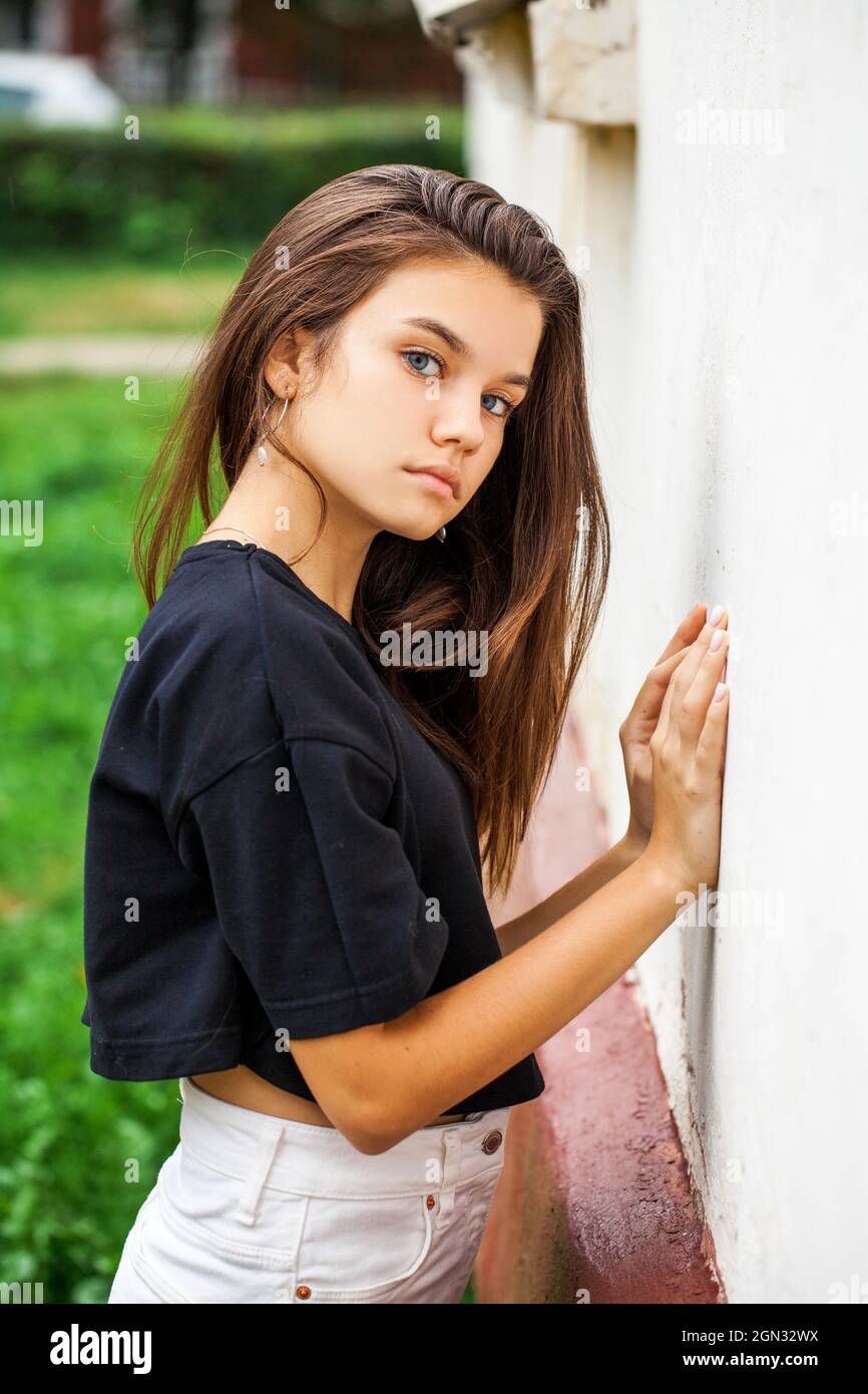 Ritratto di una giovane bella bruna ragazza, parco autunnale all'aperto Foto Stock