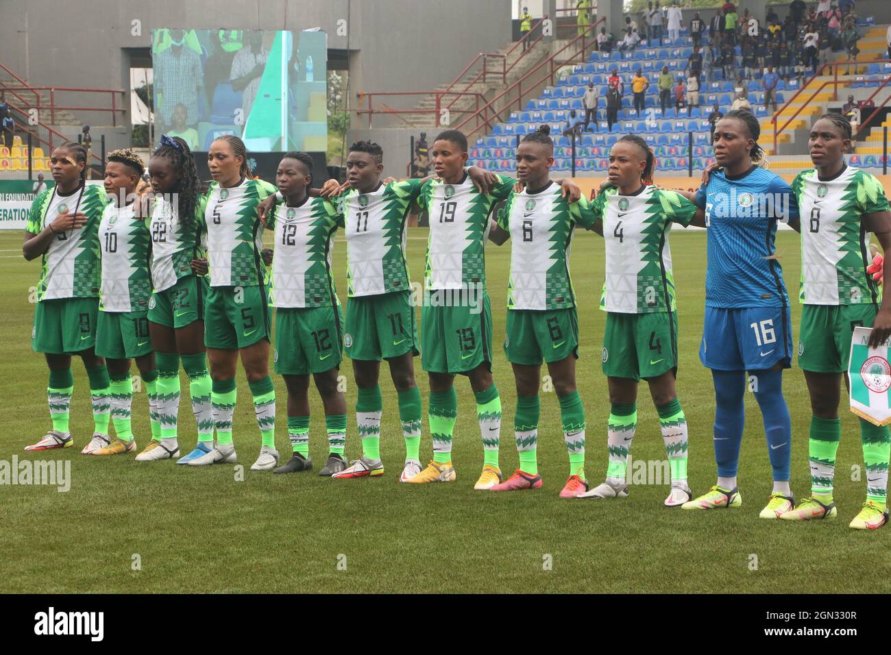 Lagos. 21 settembre 2021. La squadra nazionale di football della Nigeria  Super Falcons pone per una foto di gruppo prima della finale del torneo  Invitational di Aisha Buhari alla Mobolaji Johnson Arena