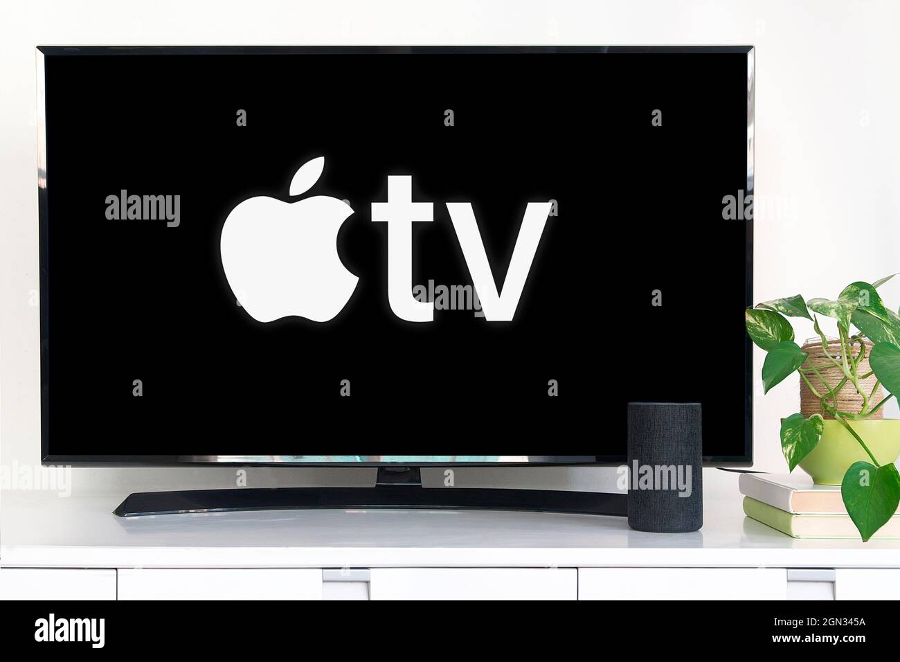Apple TV in esecuzione su una smart tv in salotto. Nessuna persona e spazio di copia vuoto per il contenuto dell'editor Foto Stock