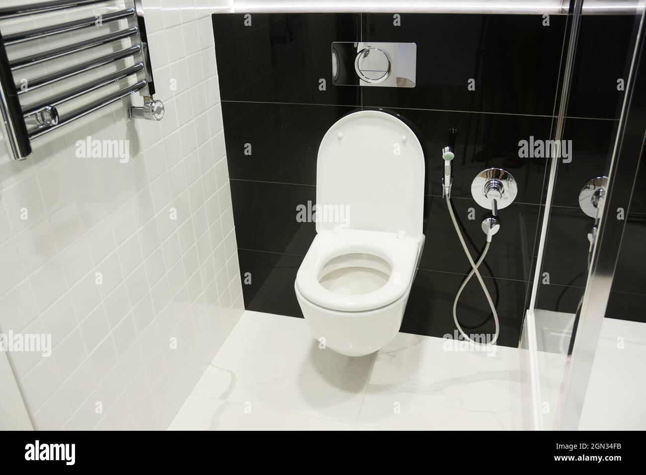 White water con elettrico termostatica asciugamani per il bagno. Foto Stock