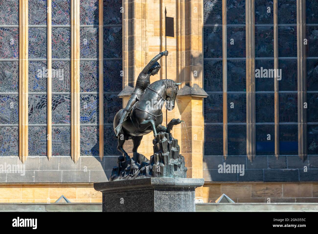 Statua di San Giorgio nel Castello di Praga, sullo sfondo le finestre della Cattedrale di San Vito, Praga, repubblica Ceca Foto Stock